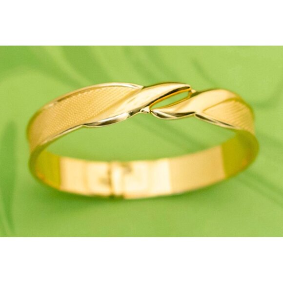 Vintage Art Nouveau Intricate Elven Gold Tone Hinged Bangle 7 inch by Monet - W1 - Picture 2 of 4